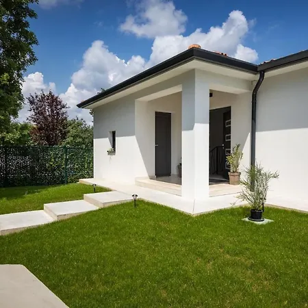 Villa Luxury Gala With Pool And Grill In Tinjan *