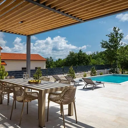 Luxury Gala With Pool And Grill In Tinjan