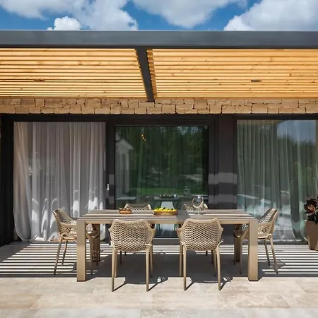 Luxury Gala With Pool And Grill In Tinjan * Kringa
